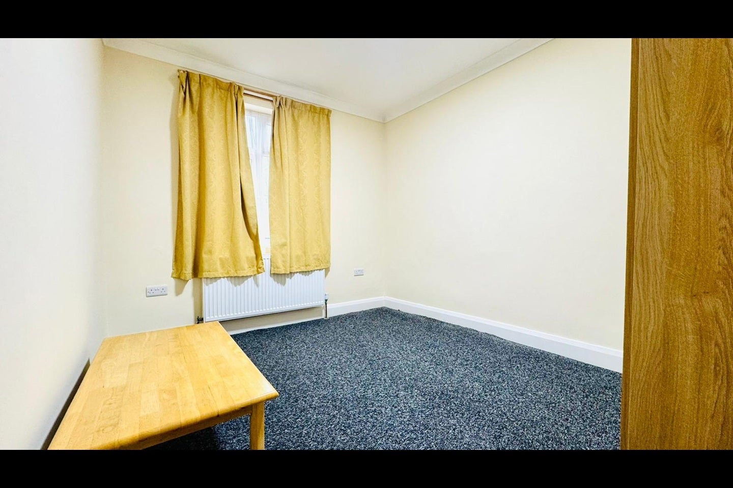 Flat Leslie Road in Greater London