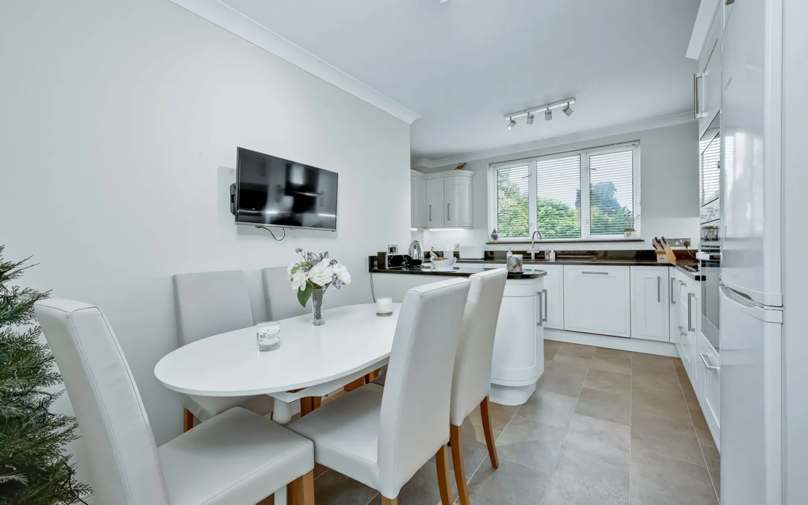 Flat Oatlands Drive in Elmbridge