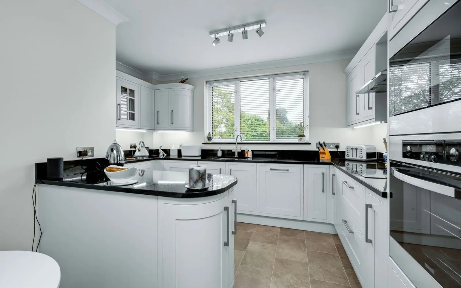 Flat Oatlands Drive in Elmbridge
