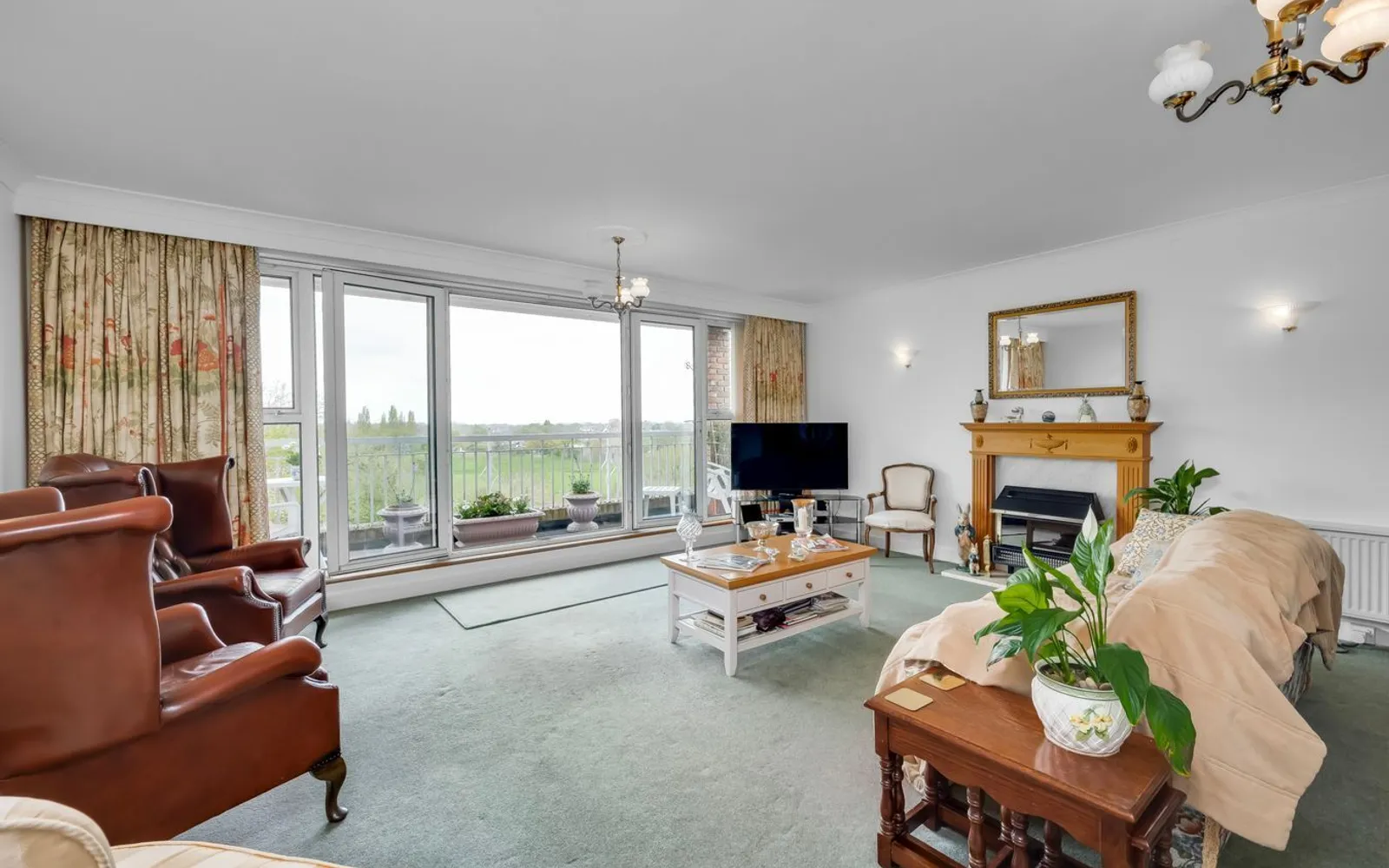 Flat Oatlands Drive in Elmbridge