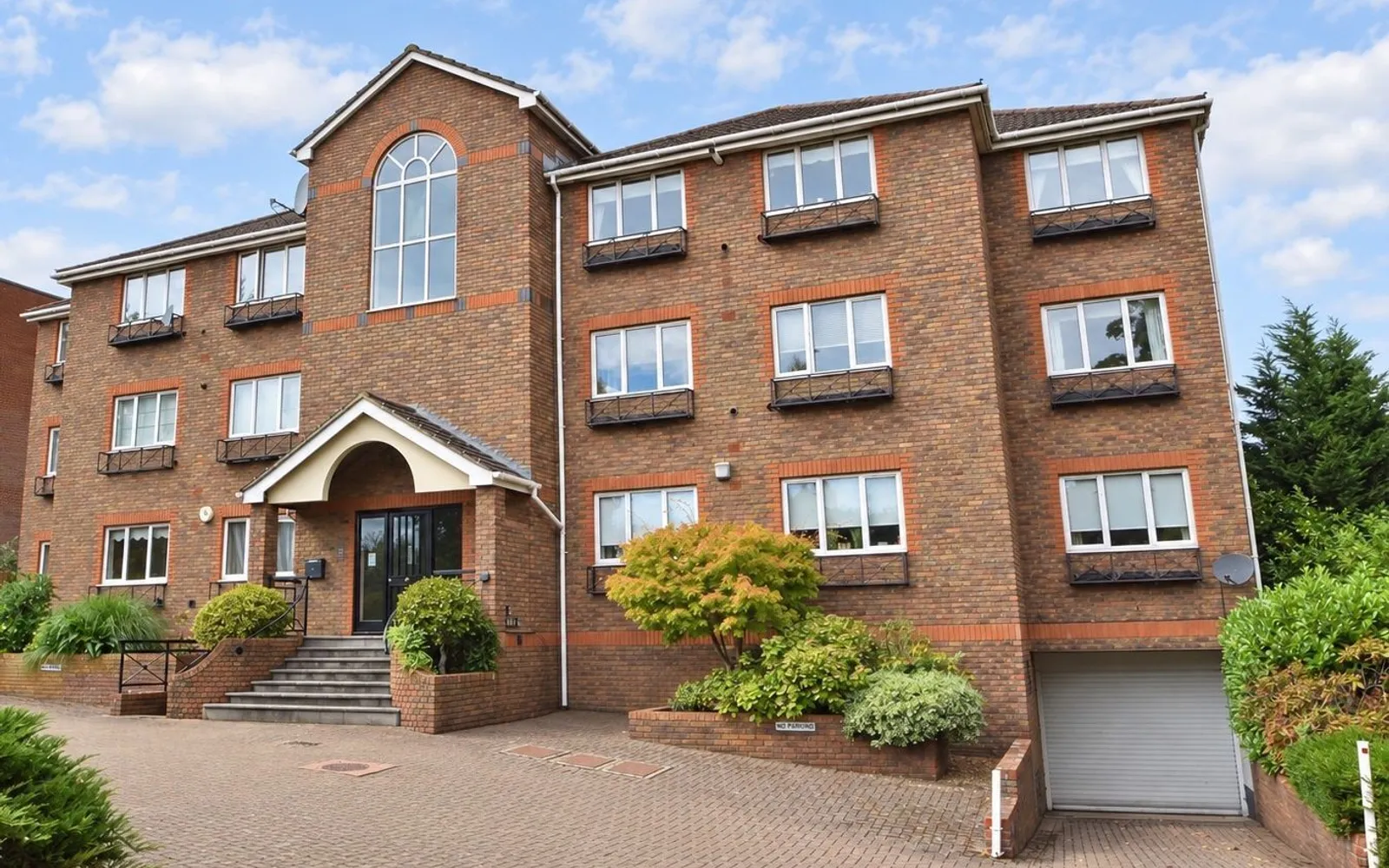 Flat Oatlands Drive in Elmbridge
