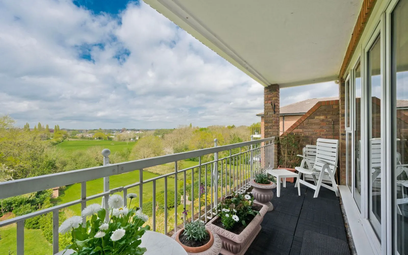 Flat Oatlands Drive in Elmbridge
