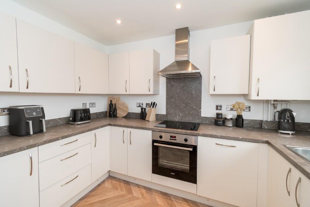 Flat Overhill Road in Greater London