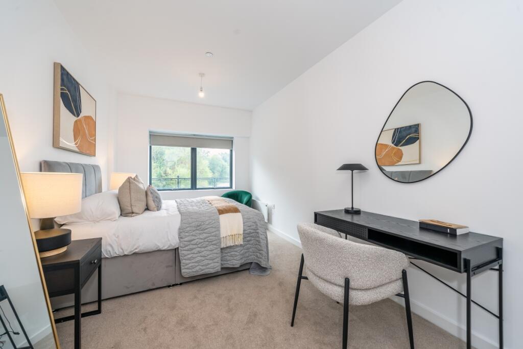 Flat Overhill Road in Greater London