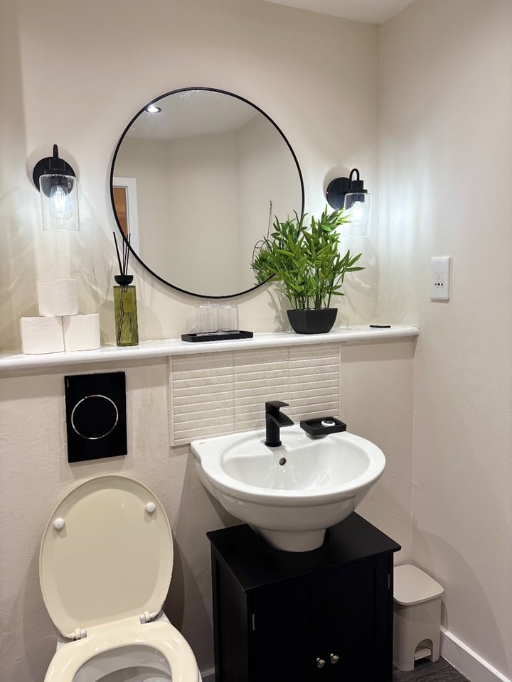 Flat Overhill Road in Greater London