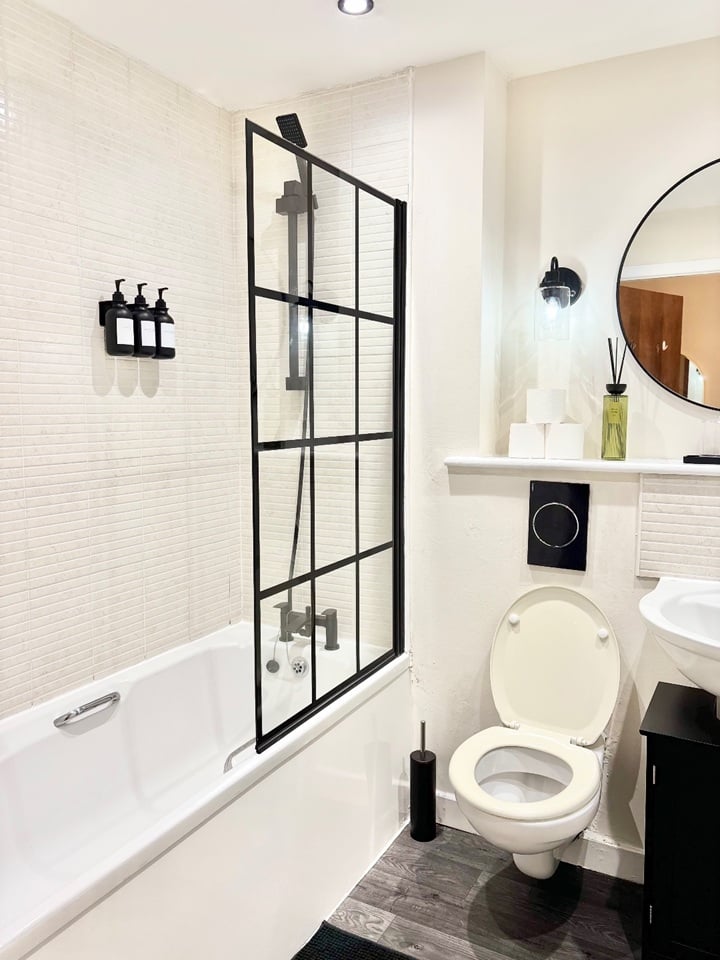 Flat Overhill Road in Greater London