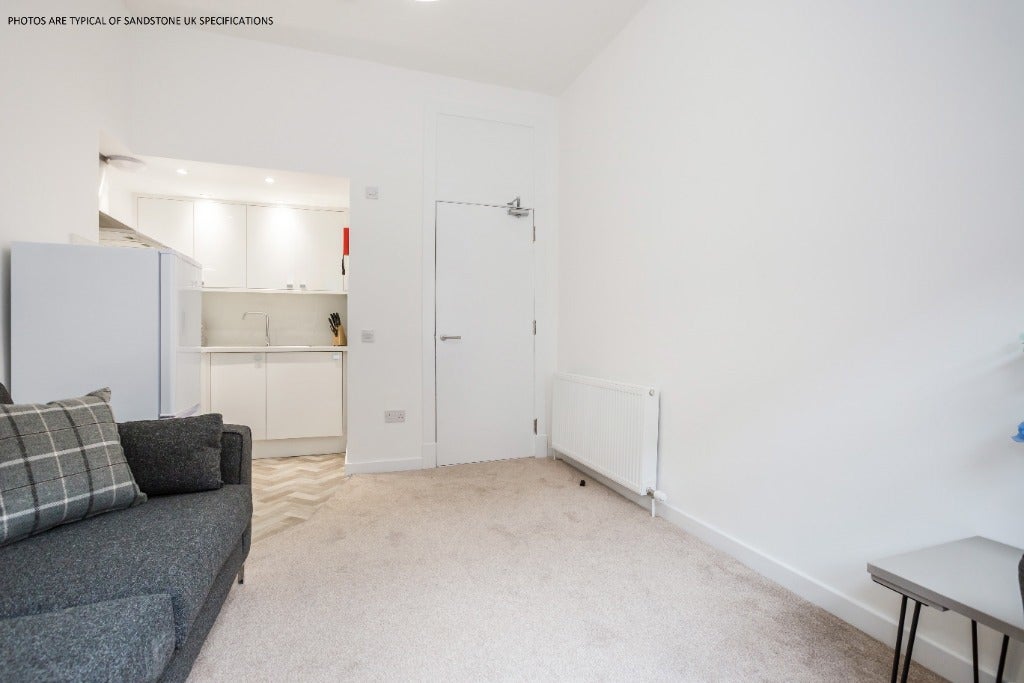 Flat Kildonan Drive in Glasgow