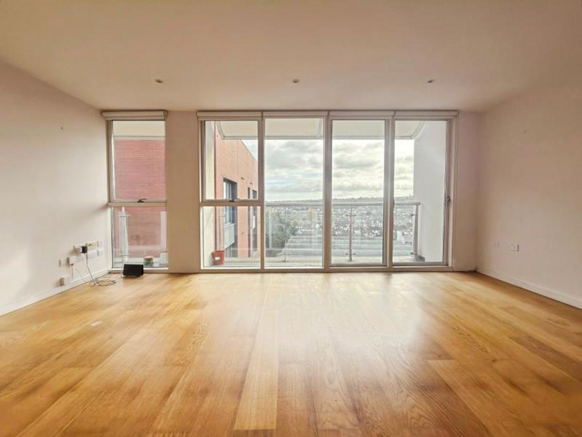 Flat Skypark Road in Bristol