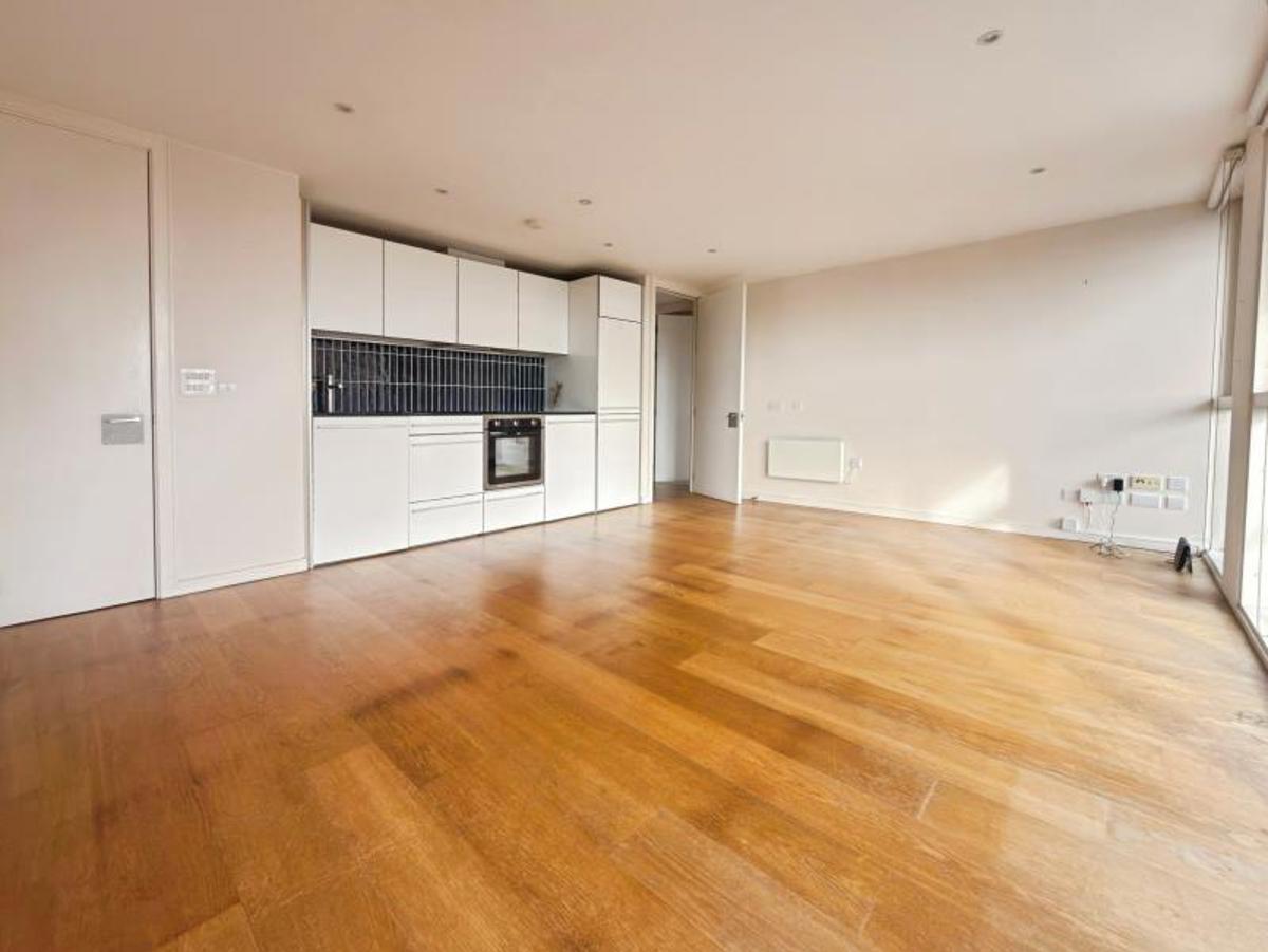 Flat Skypark Road in Bristol