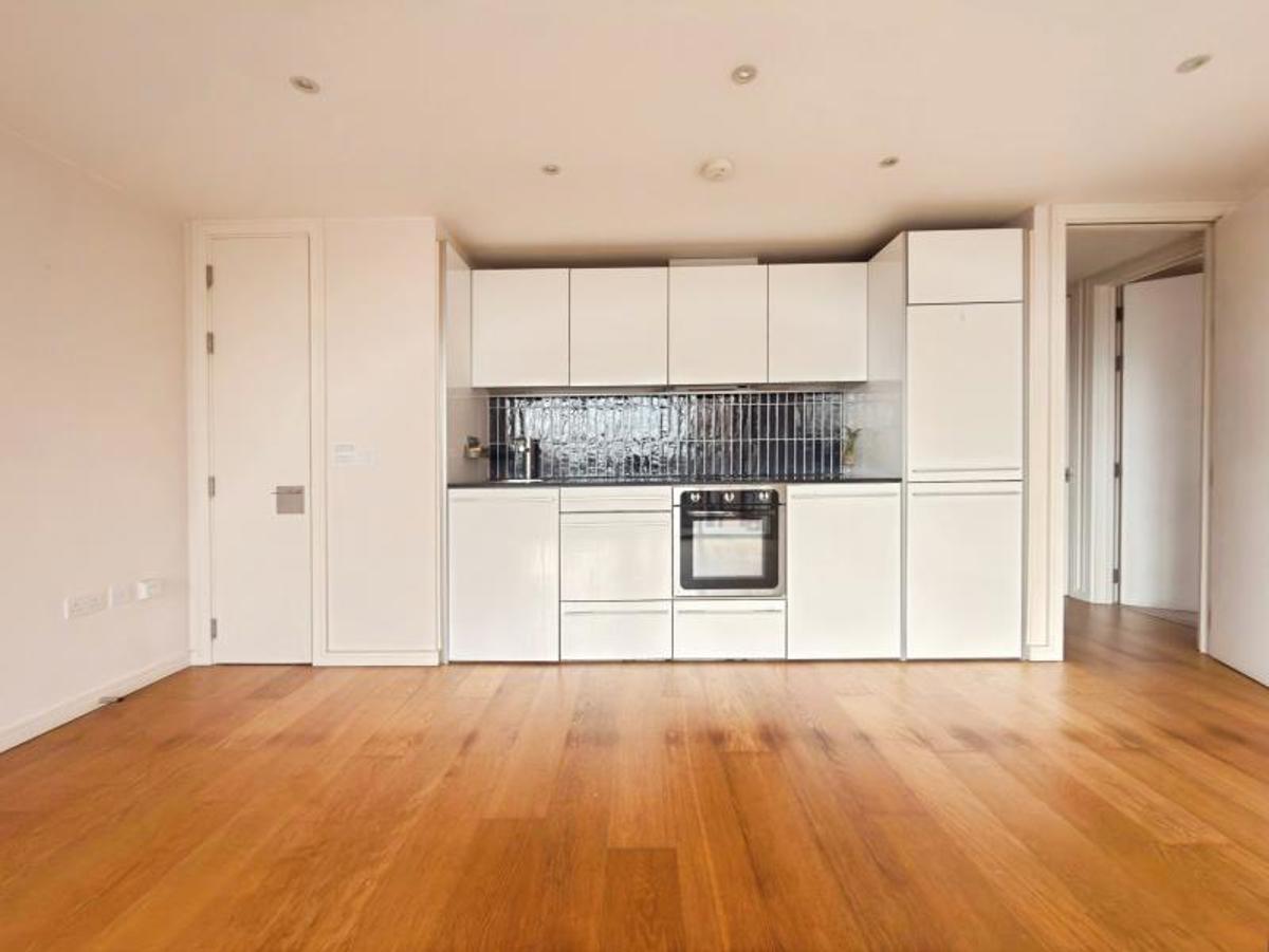 Flat Skypark Road in Bristol
