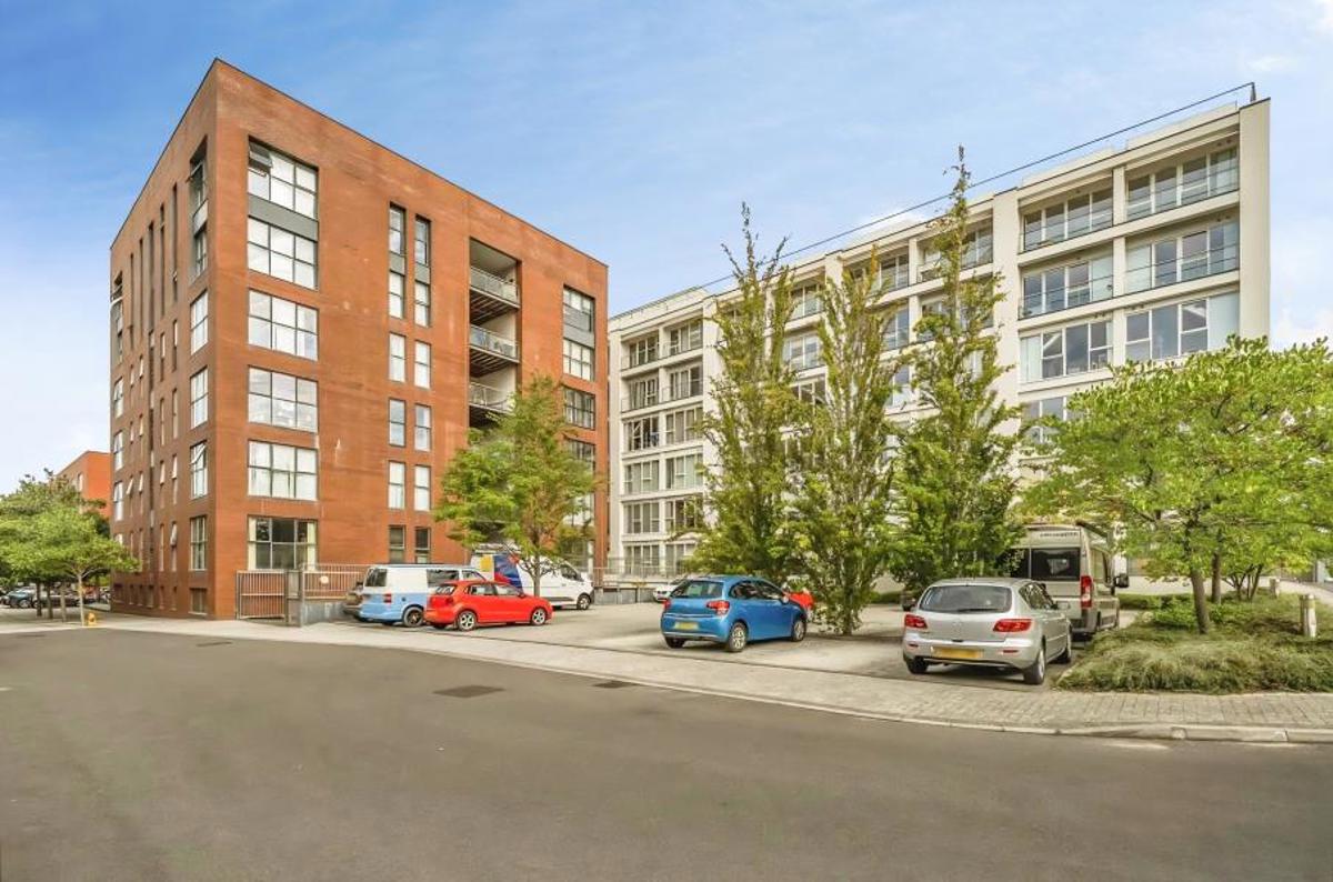 Flat Skypark Road in Bristol
