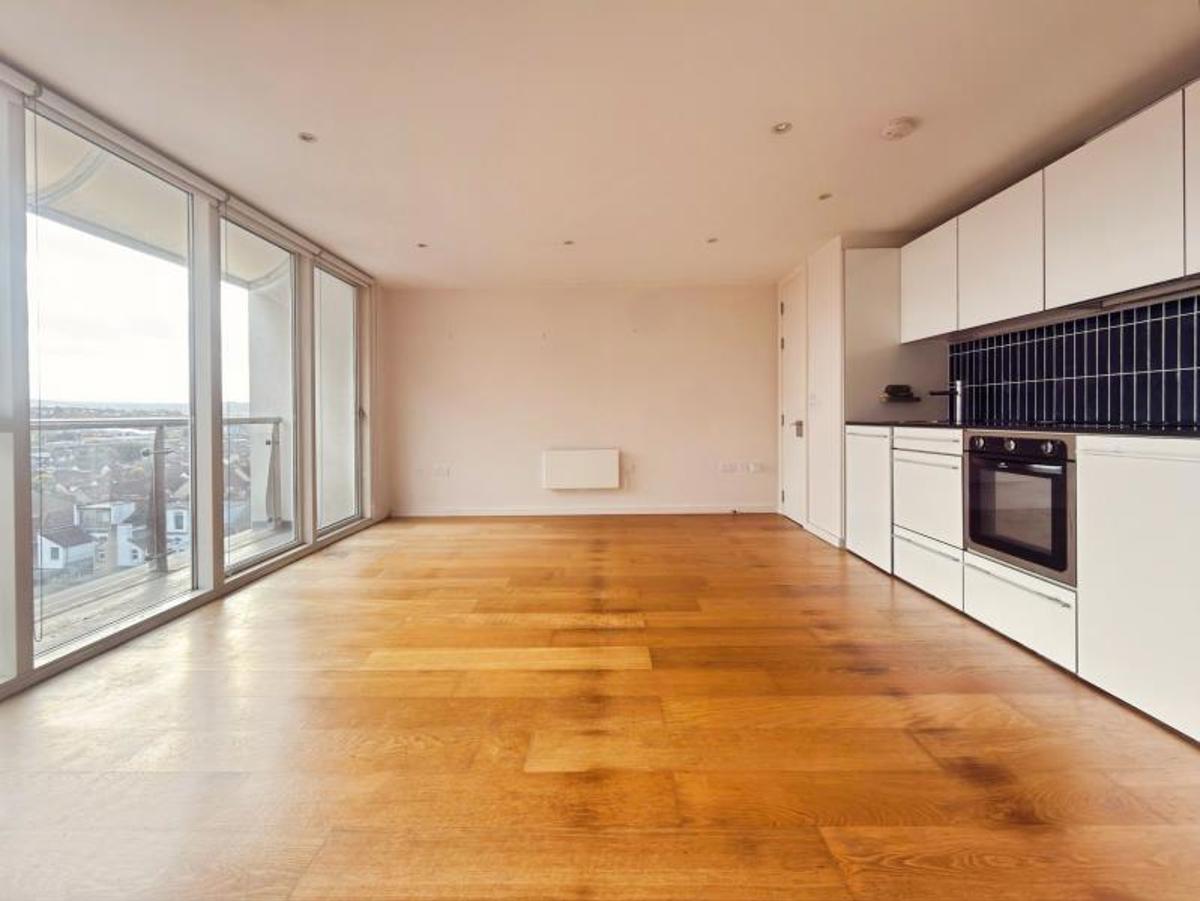 Flat Skypark Road in Bristol