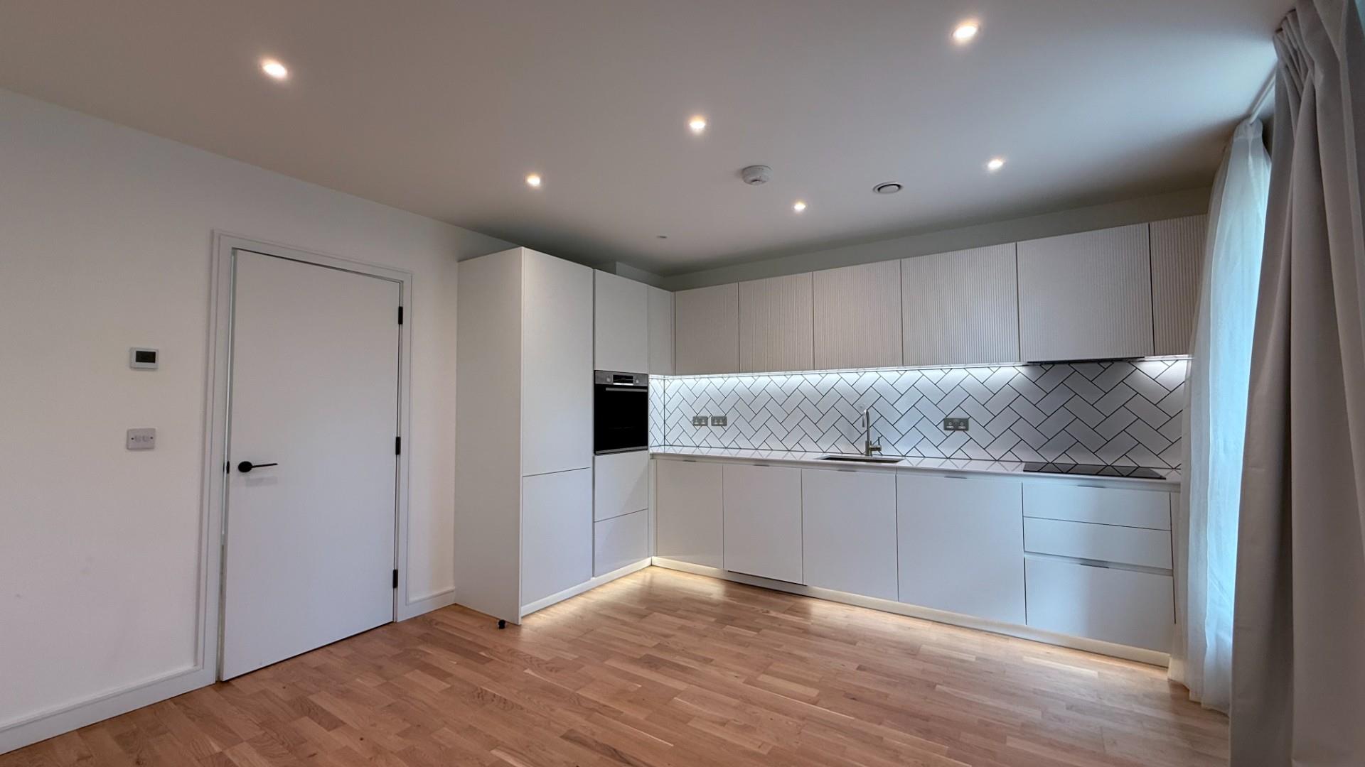 Flat Cedrus Avenue in Greater London