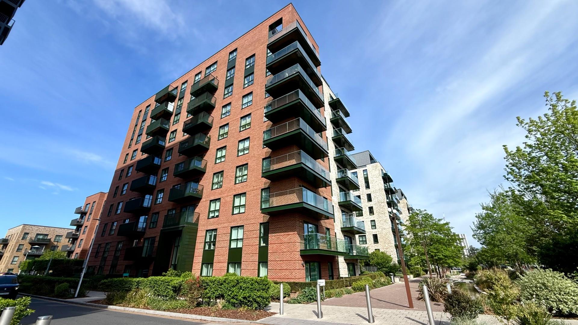 Flat Cedrus Avenue in Greater London