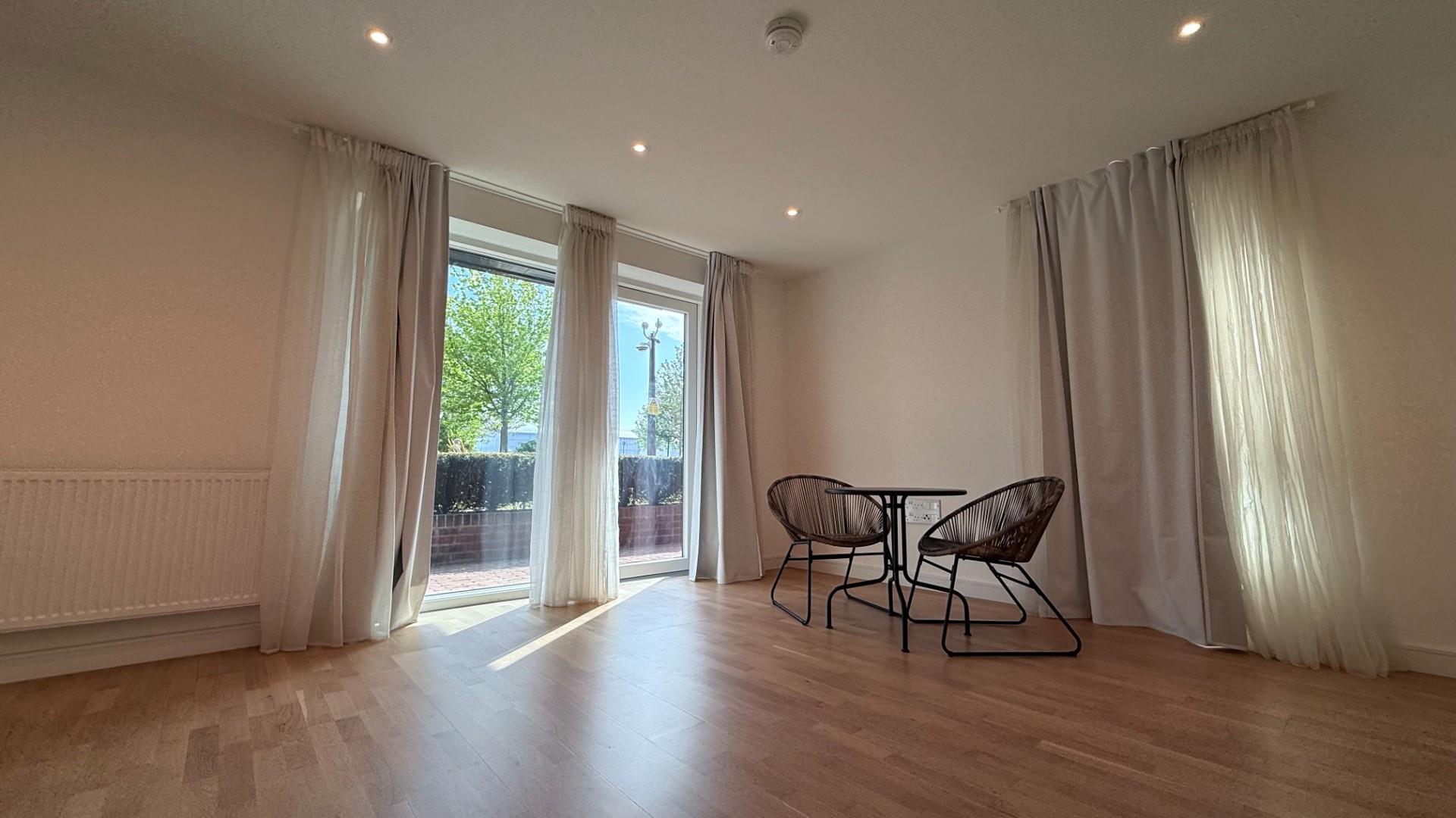 Flat Cedrus Avenue in Greater London