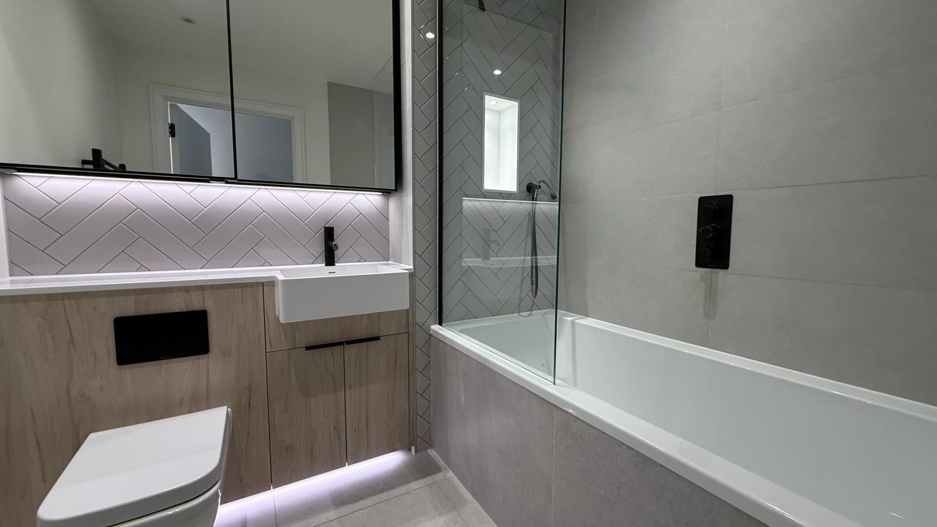 Flat Cedrus Avenue in Greater London