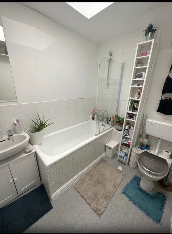Room Bow Road in Greater London