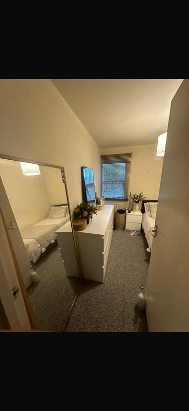 Room Bow Road in Greater London