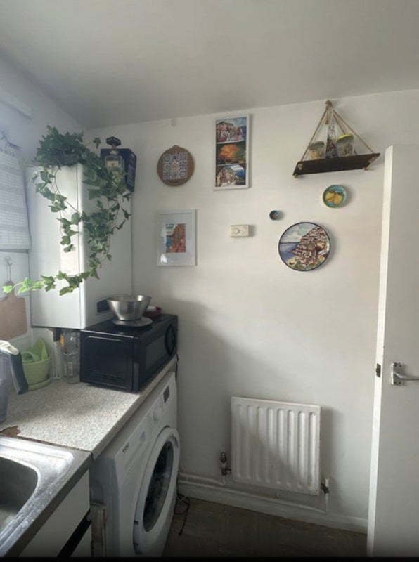 Room Bow Road in Greater London
