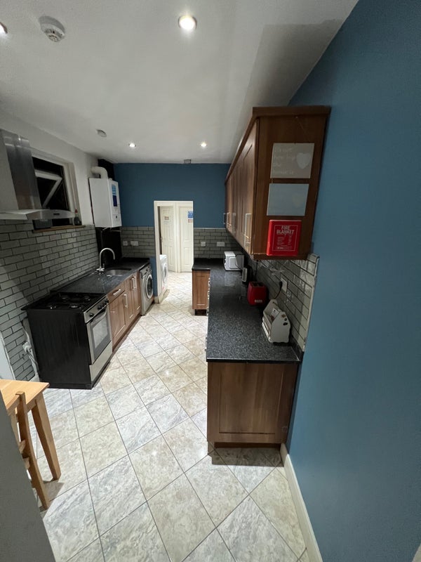 Room Clarendon Road in Luton
