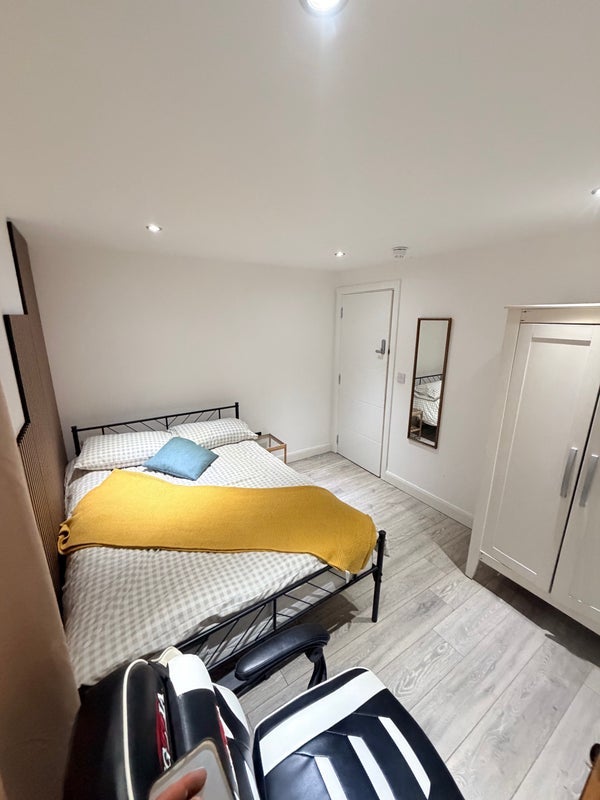 Room Clarendon Road in Luton