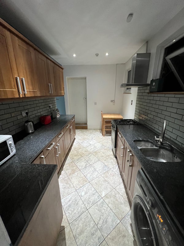 Room Clarendon Road in Luton