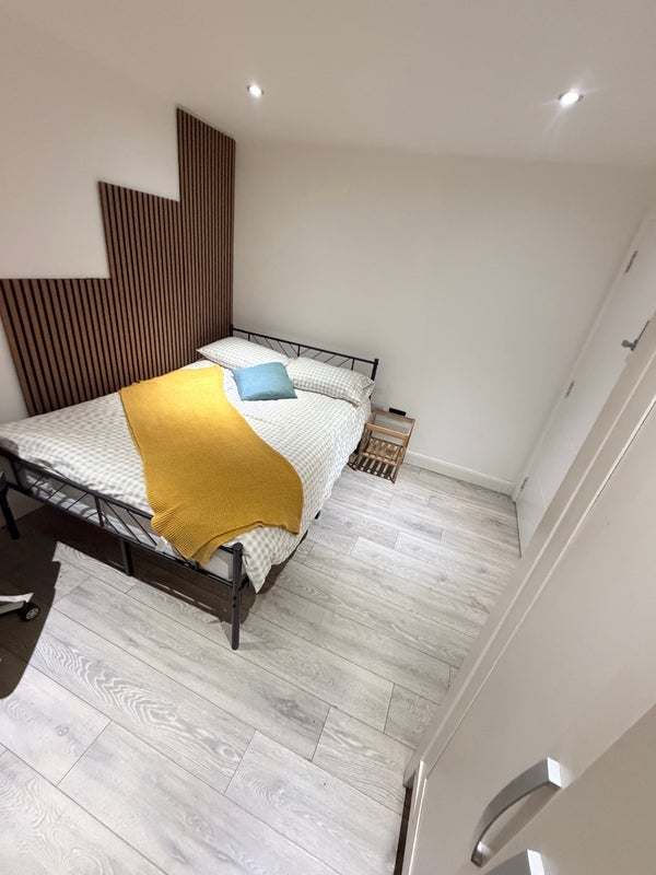 Room Clarendon Road in Luton