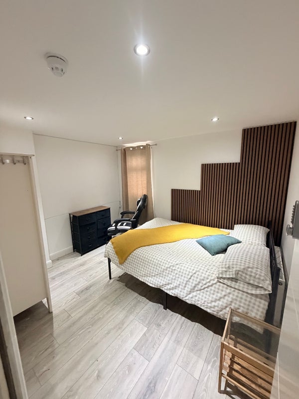 Room Clarendon Road in Luton