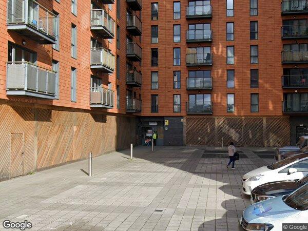 Flat Railway Terrace in Slough