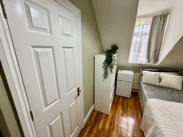 Room Chiswick High Road in Greater London
