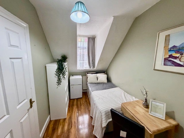 Room Chiswick High Road in Greater London