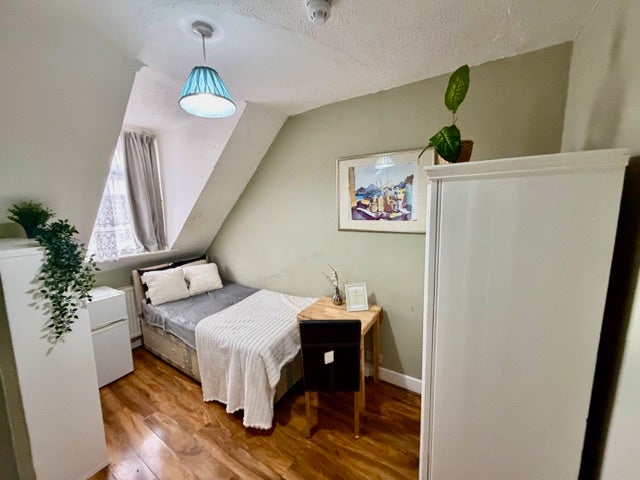 Room Chiswick High Road in Greater London