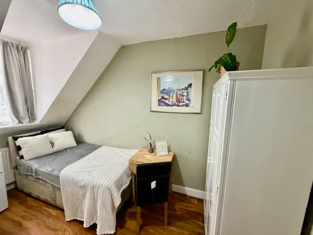 Room Chiswick High Road in Greater London