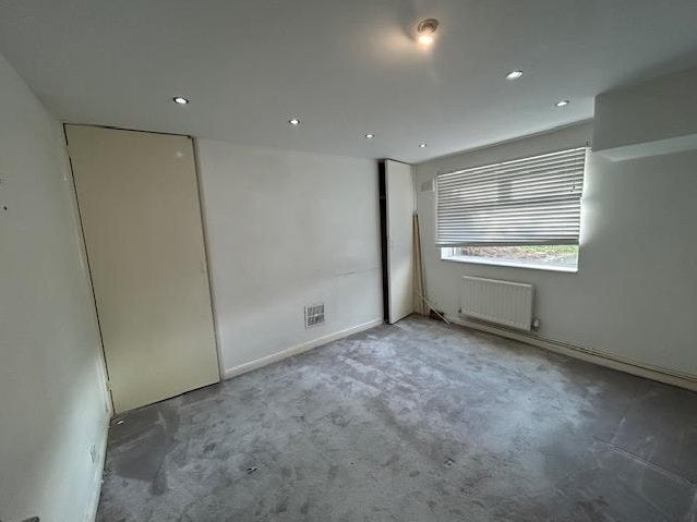 Flat Upper Grove in Greater London