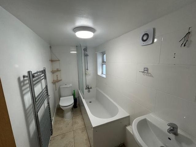 Flat Upper Grove in Greater London