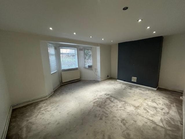 Flat Upper Grove in Greater London