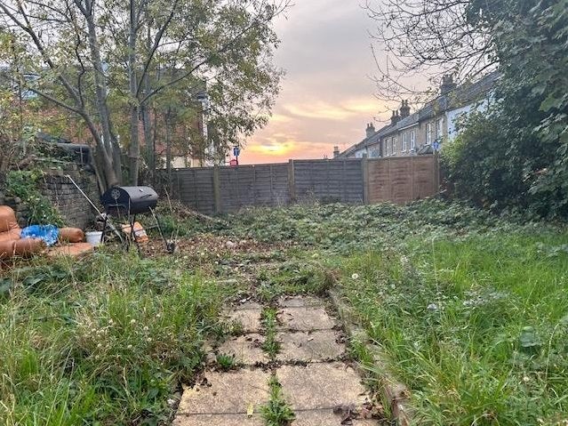 Flat Upper Grove in Greater London