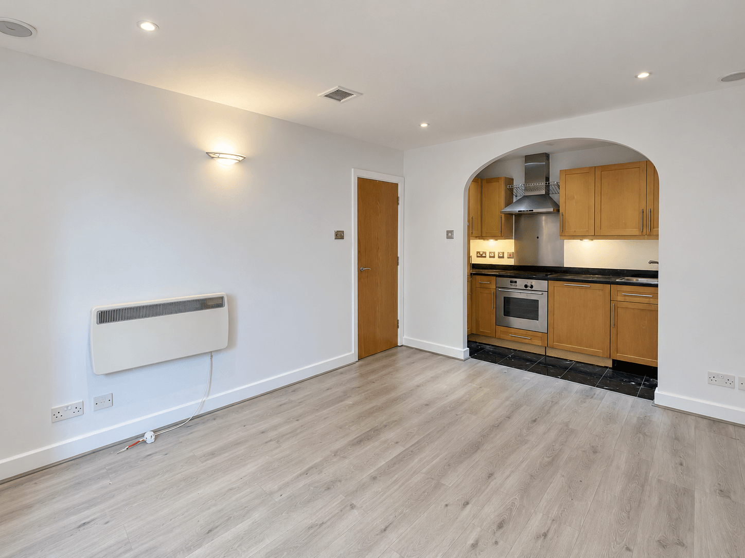Flat Lyon Road in Greater London