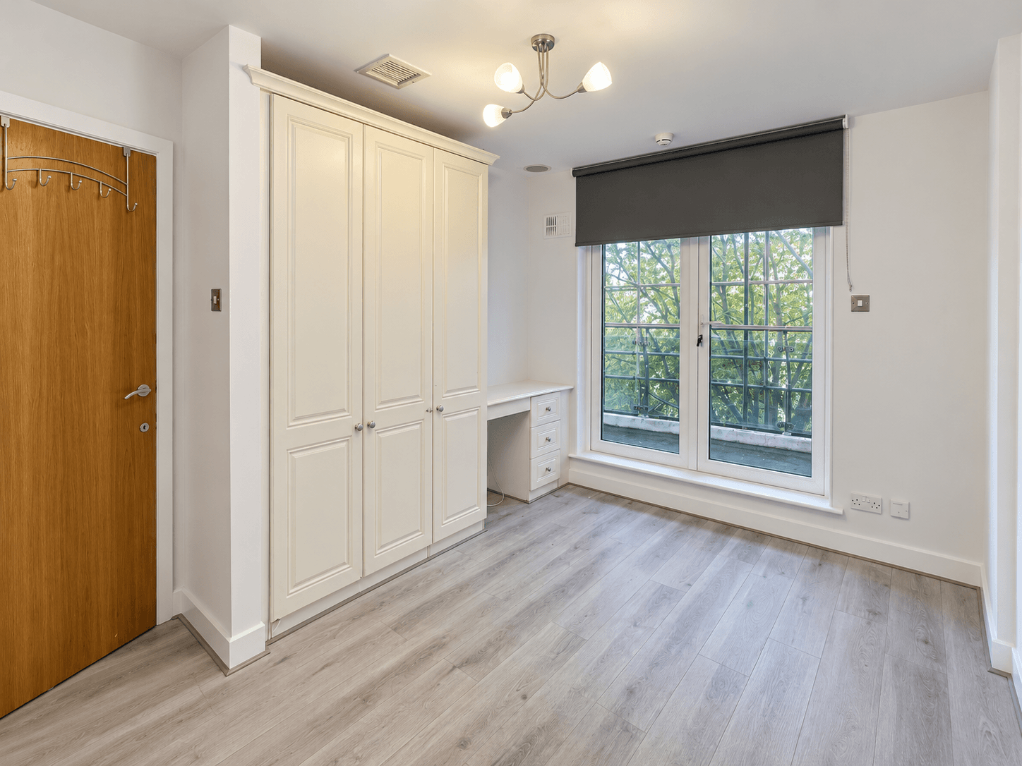 Flat Lyon Road in Greater London