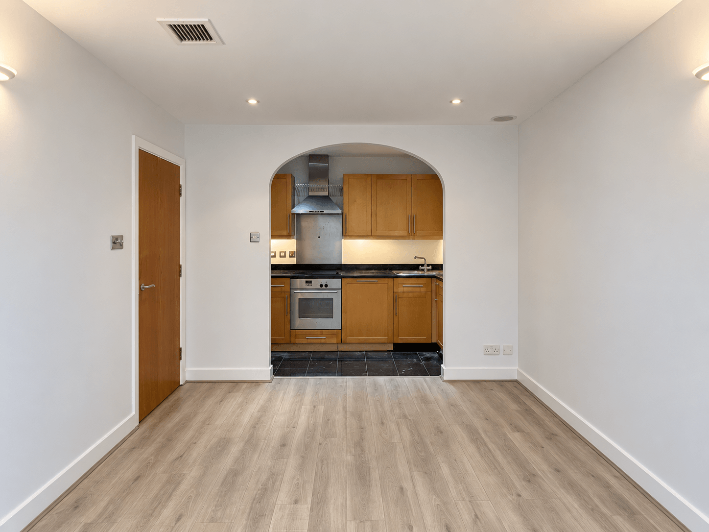 Flat Lyon Road in Greater London
