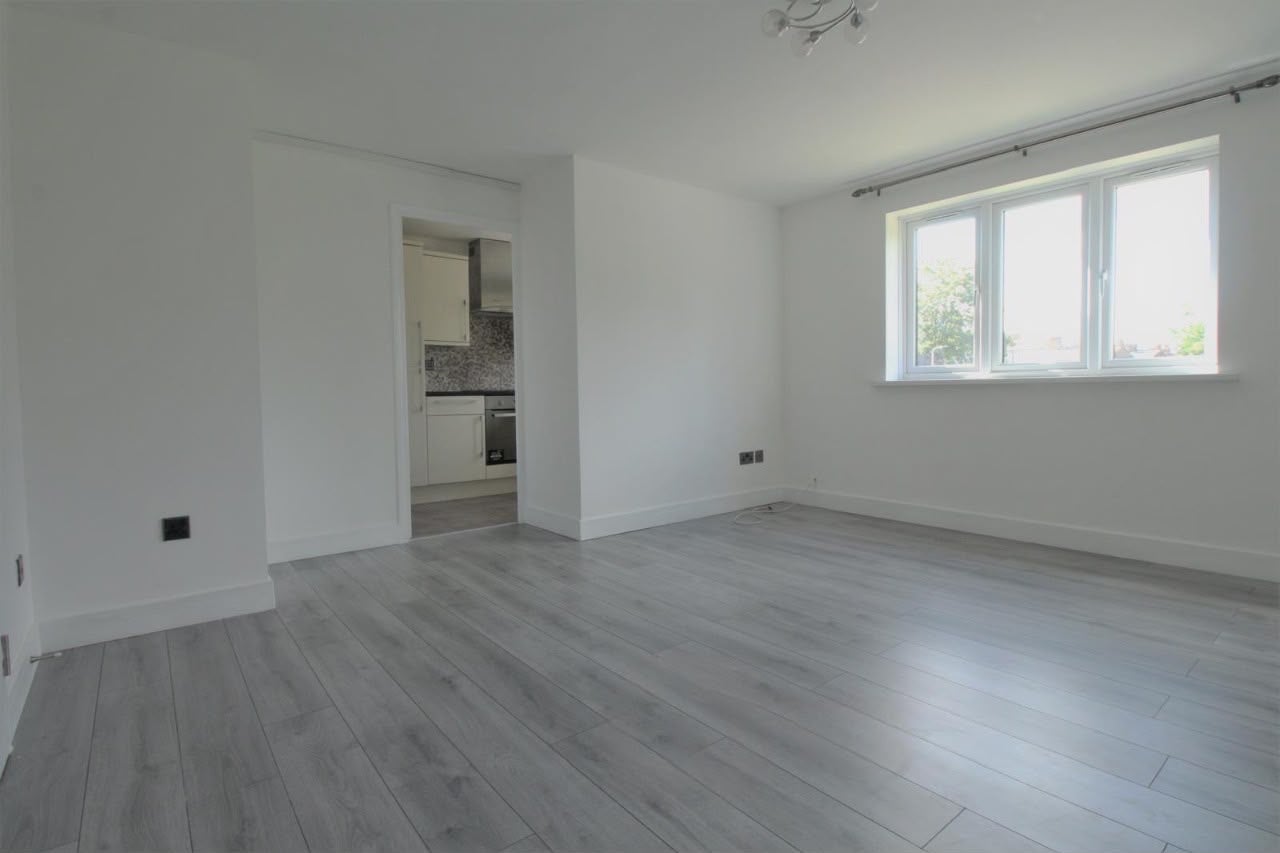 Flat Bernard Ashley Drive in Greater London