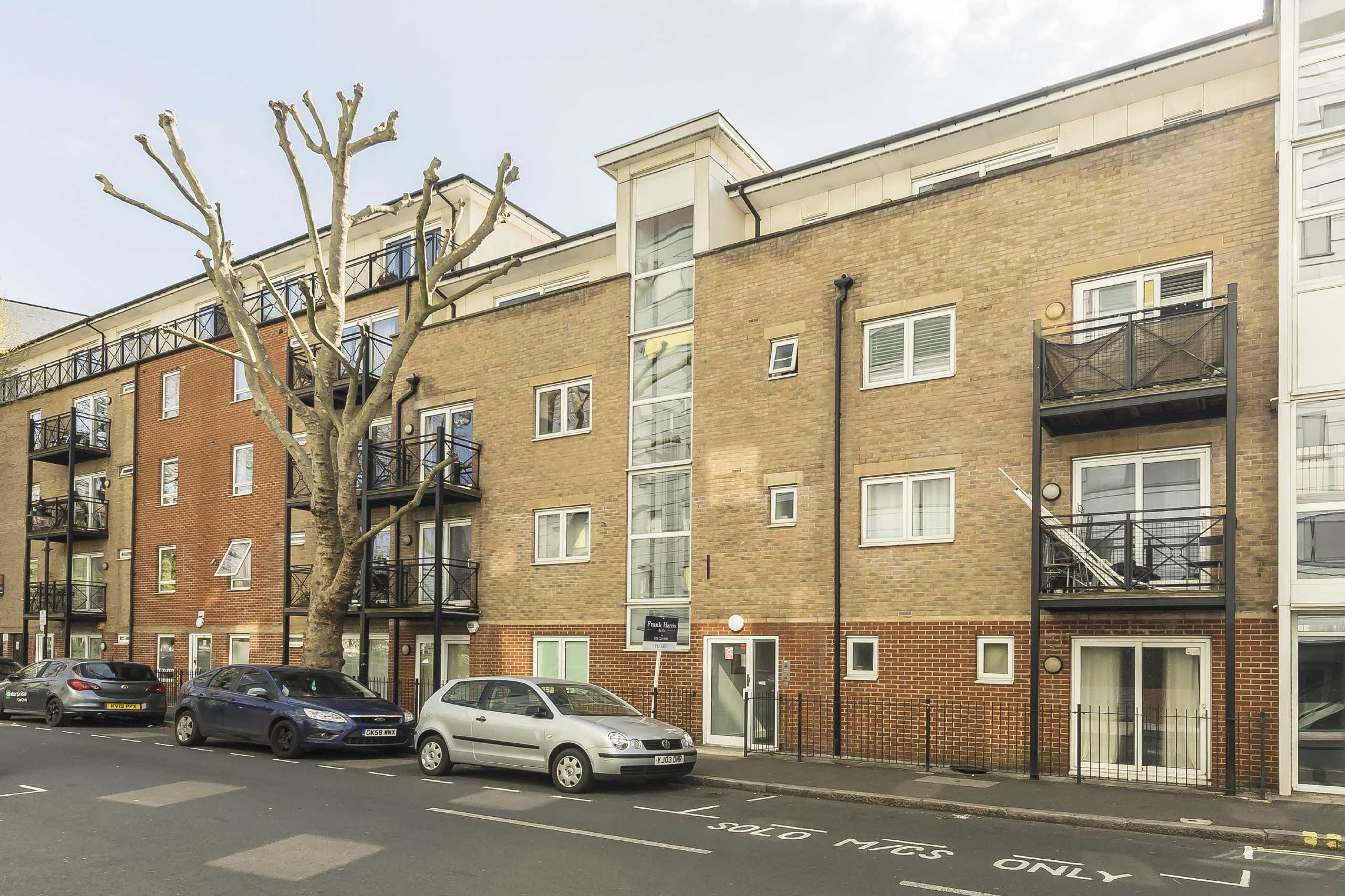 Flat Grange Road in Greater London