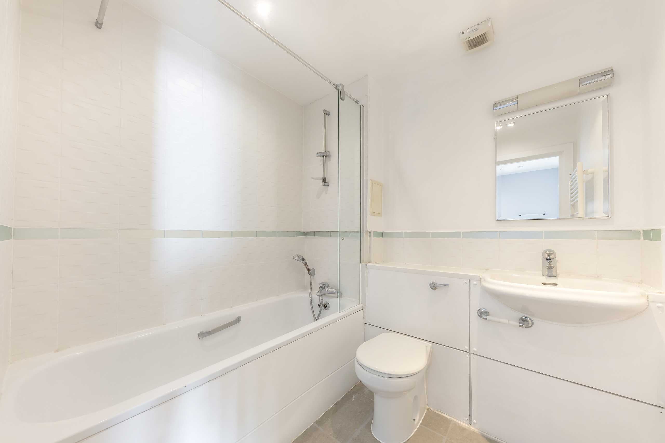 Flat Grange Road in Greater London