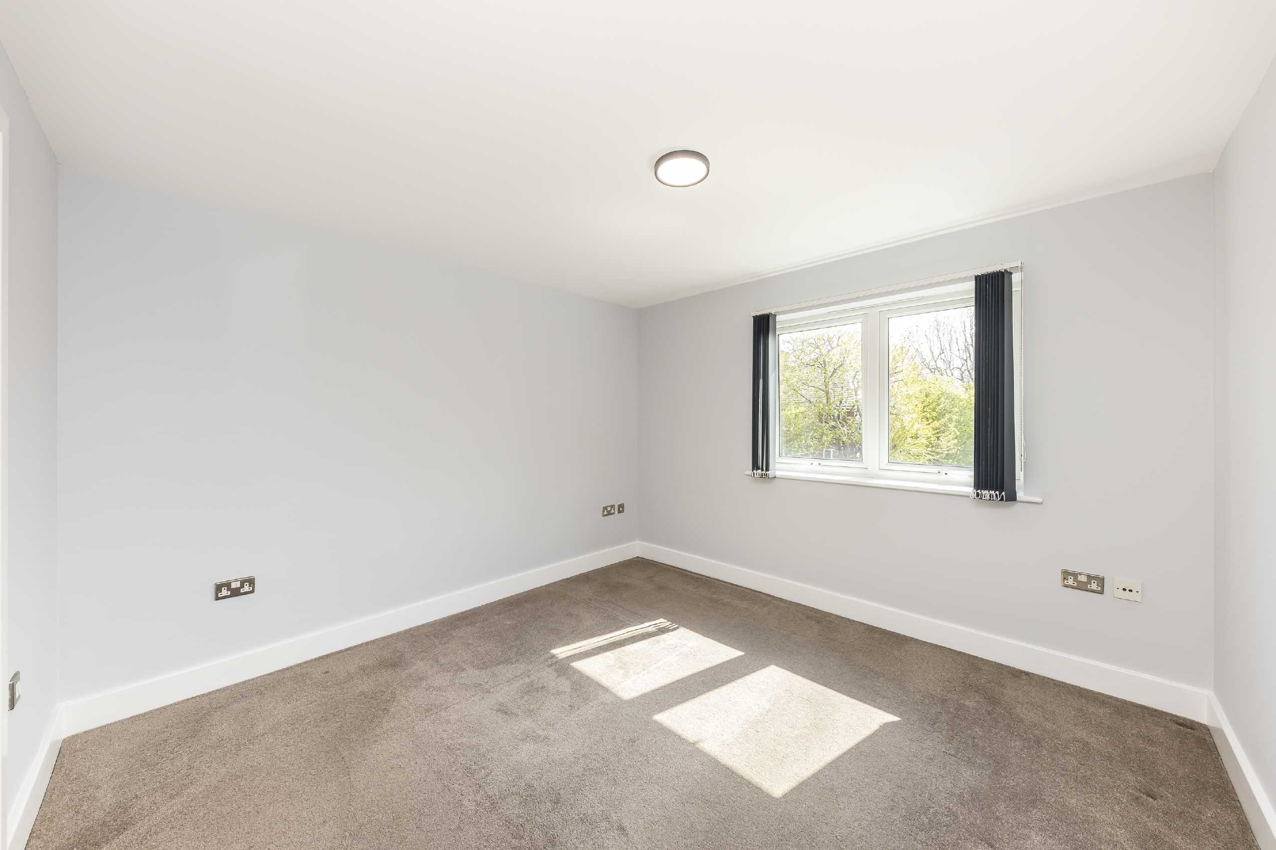 Flat Grange Road in Greater London