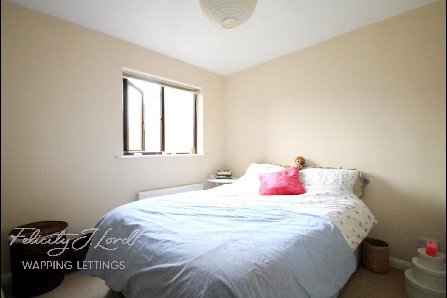 Flat Garnet Street in Greater London