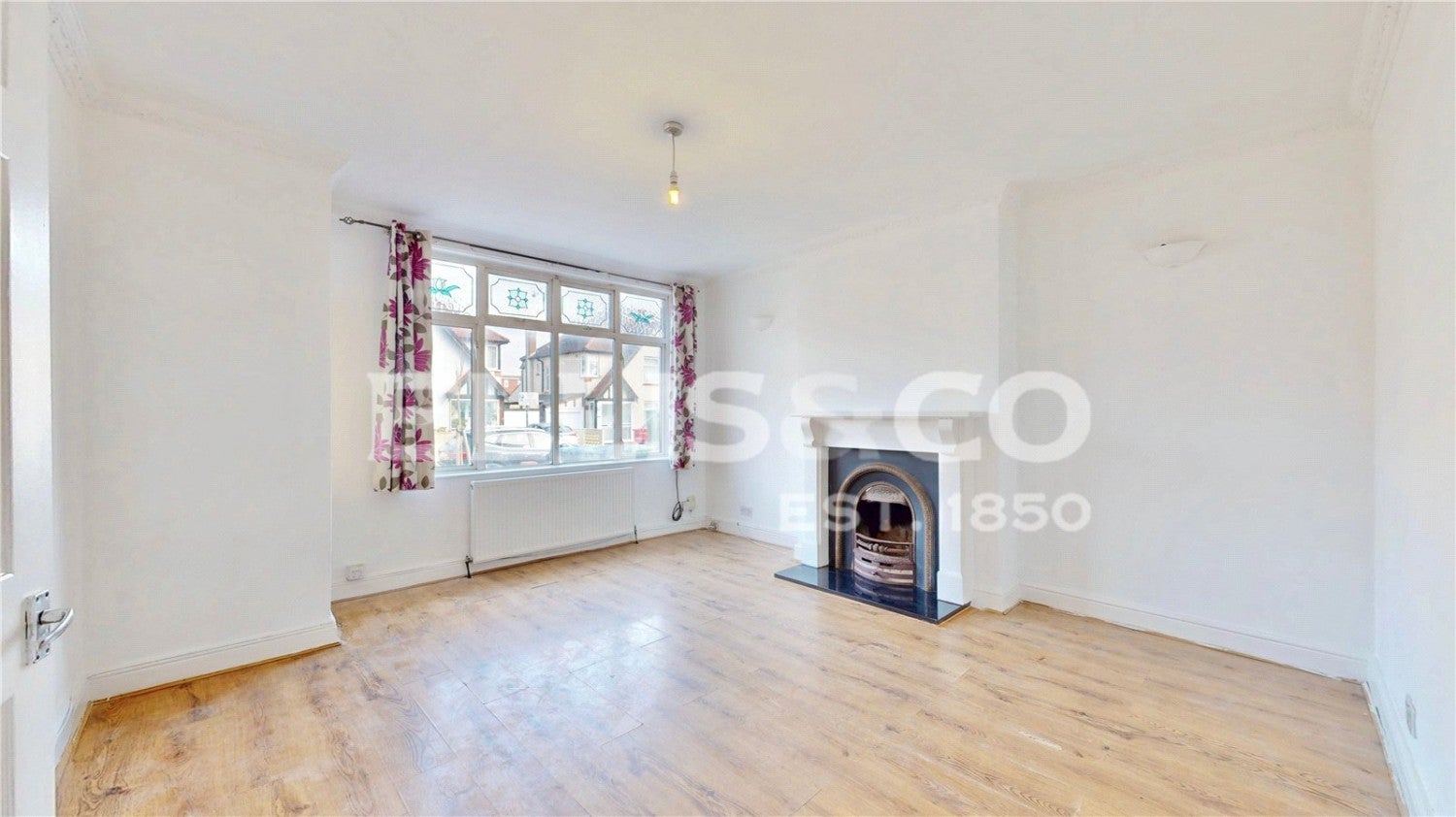 Flat Holland Road in Greater London