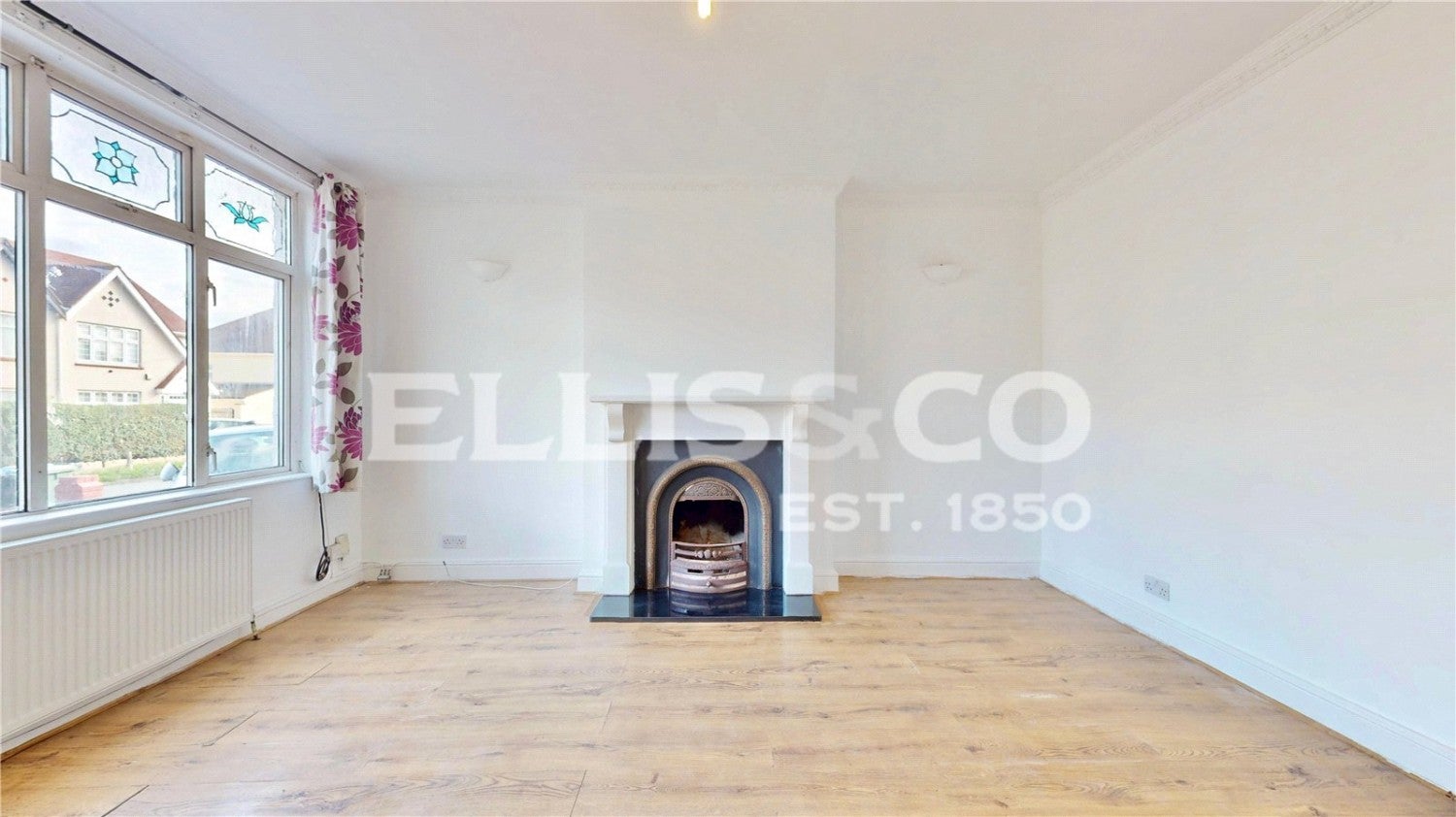 Flat Holland Road in Greater London