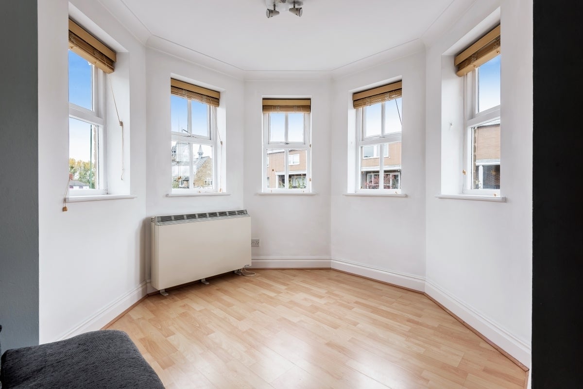 Flat Halfpenny Lane in Sunningdale