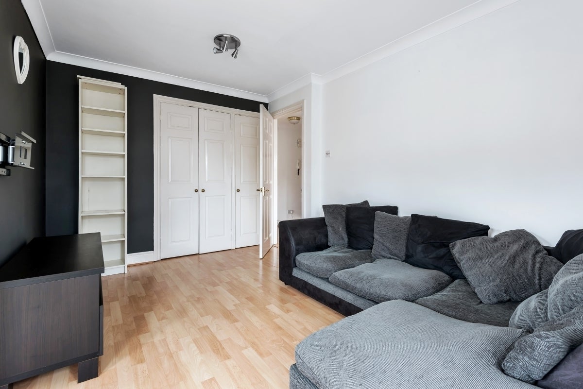 Flat Halfpenny Lane in Sunningdale