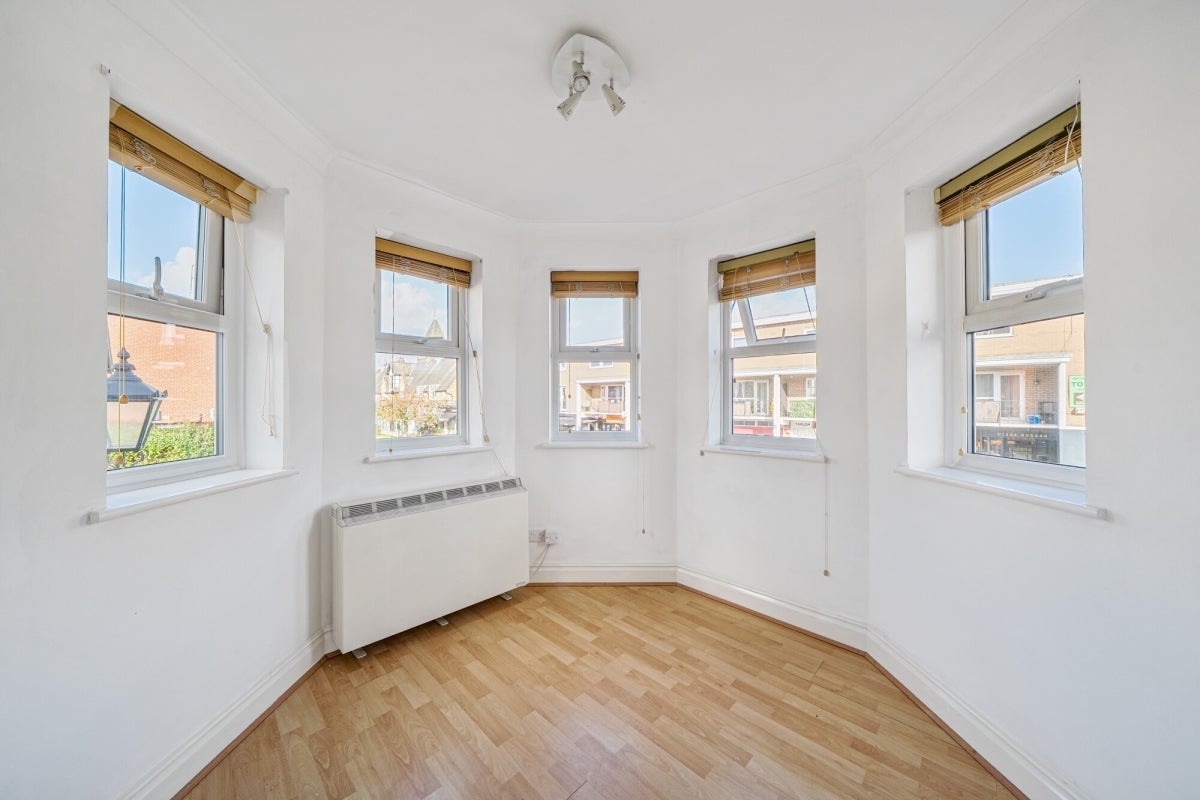 Flat Halfpenny Lane in Sunningdale